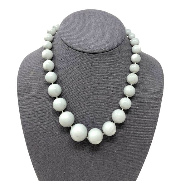 Classic Vintage Gray Graduated Round Beaded Necklace - Picture 1 of 4